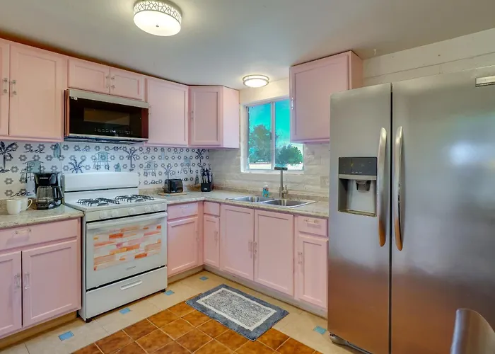 Hike, Golf & Dine: Retreat W/ Mtn Views! Holiday home Tucson